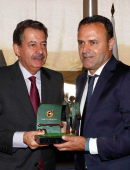 José María Salmerón recoge el premio Ramón Cobo