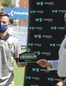 Javi Moreno recibe el trofeo Jugador Versus de la 2019/20 de Versus Apuestas