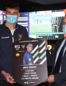 Jordi Sánchez recibe el premio al Jugador VERSUS de febrero en el Sports Bar de Odiseo