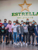 La familia del UCAM Murcia CF visita la fábrica de Estrella Levante