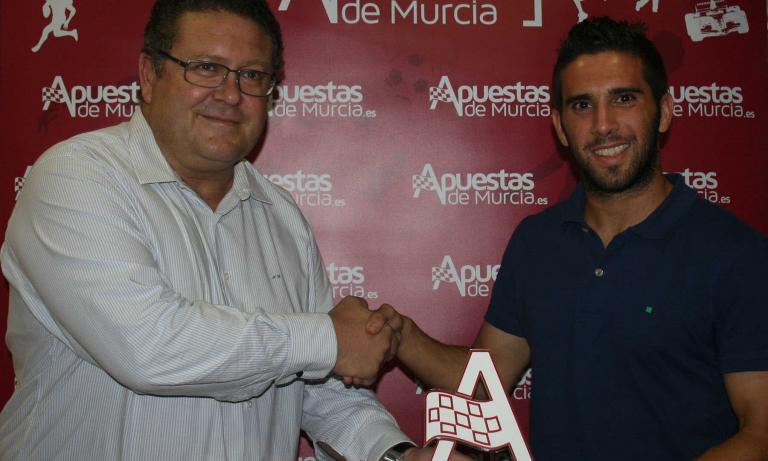 Apuestas de Murcia entrega a Víctor el trofeo de jugador más valorado de la 14/15 para la afición