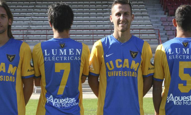 El UCAM CF presenta la nueva equipación #AzulDorado