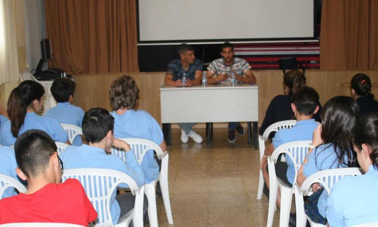 Pol Bueso y Tekio visitan el colegio San Vicente de Paúl de El Palmar