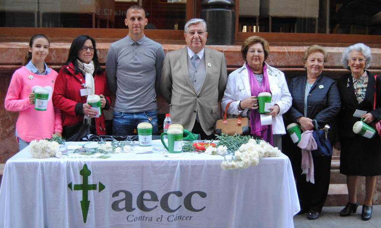 El UCAM Murcia CF se une a la AECC para luchar contra el cáncer