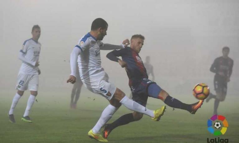 El Huesca gana bajo la niebla