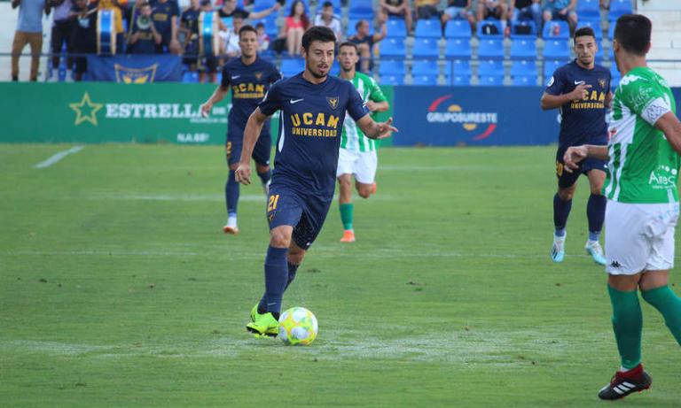 El portero y la madera detienen al UCAM Murcia en su estreno (0-0)