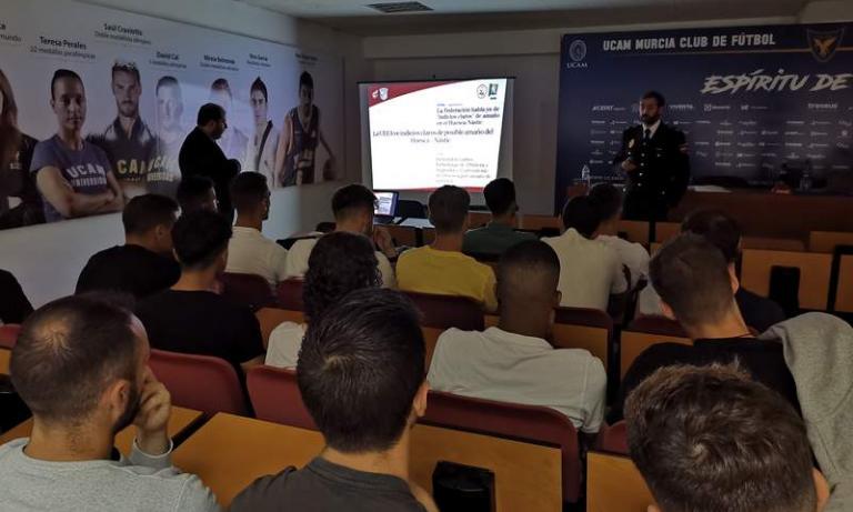 La FFRM imparte un taller de formación en integridad a la plantilla del UCAM Murcia