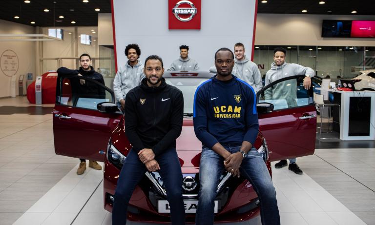 Los jugadores del UCAM Murcia con su nuevo Nissan Qashqai