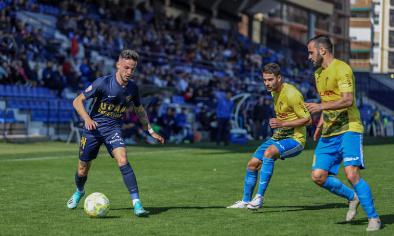 Crónica: El UCAM Murcia resiste con dos menos, suma un punto y ya van tres jornadas sin encajar (0-0)