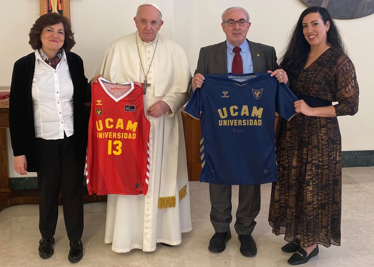 El Papa bendice a los equipos de la UCAM y destaca los valores del deporte para la sociedad