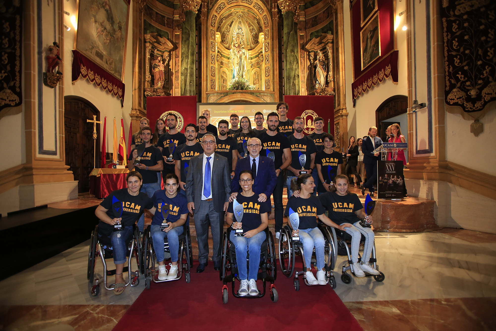 Foto de familia con los deportistas UCAM que consiguieron medallas y diplomas en Tokio 2020