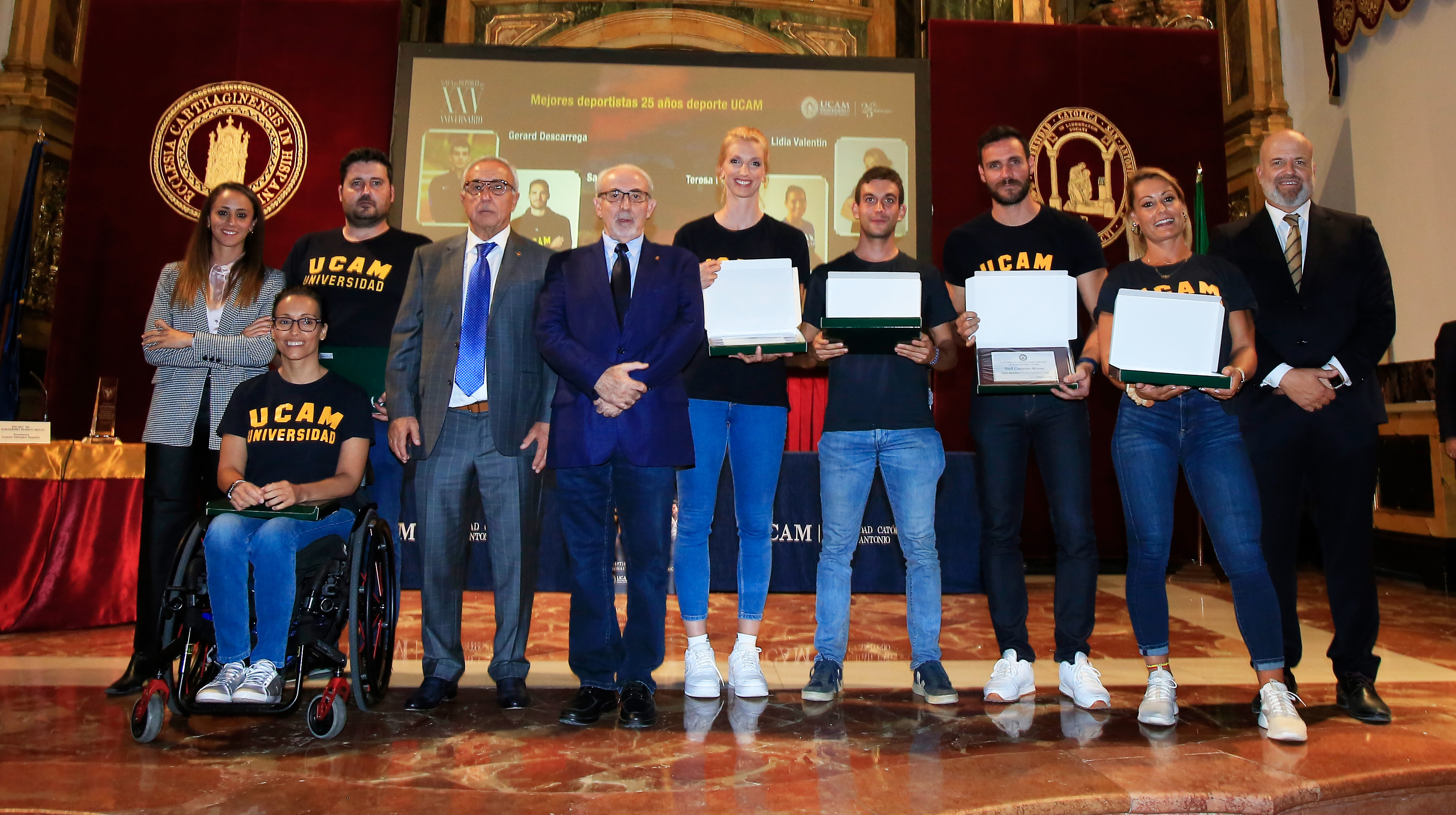 Los presidentes de la UCAM y el COE junto a los mejores deportistas en 25 años de historia de la UCAM