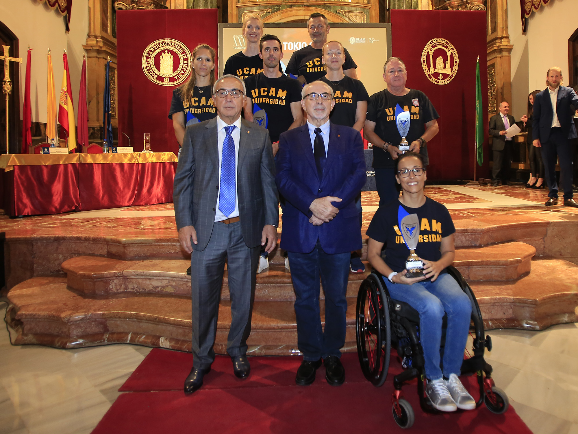 Los presidentes de la UCAM y el COE junto a entrenadores y deportistas de leyenda de la UCAM