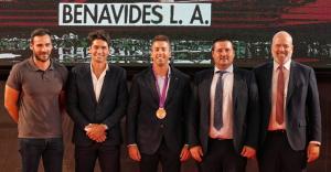 Sete Benavides con el bronce olímpico, acompañado de Saúl Craviotto, Javier Hernanz, David Cal y Pablo Rosique
