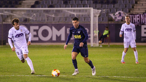 Urcelay conduciendo el balón