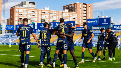Celebración del equipo para sumar una nueva victoria en el Estardio Heredia 21 La Condomina