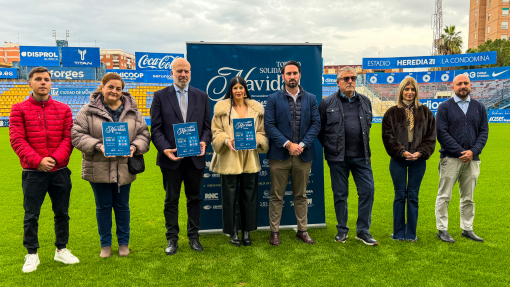 Fotografía de presentación sobre el césped del Estadio Heredia 21 La Condomina
