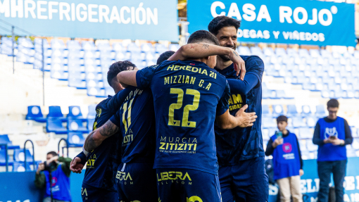 Celebración del equipo sobre el césped del Estadio Heredia 21 La Condominai
