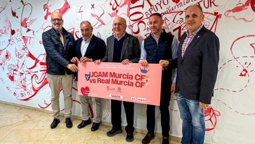 Fotografía de familia con la recaudación obtenida en el Partido Benéfico