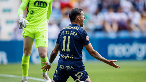 Dani Aquino en una acción del partido