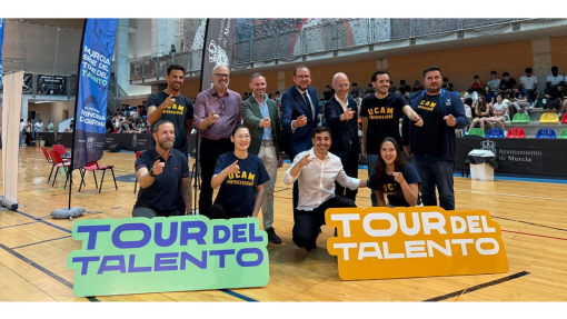 Foto familiar antes del inicio de la mesa redonda sobre deporte del Tour del Talento