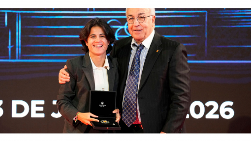 María Pérez es otorgada con la Orden Olímpica del COE