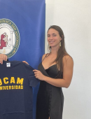 Lucía Aguado, ‘The Saiyan Kiwi’ junto a Samuel Mendoza, director general de UCAM Esports Club, durante la firma del convenio
