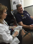 Óscar Quintana dona sangre en el Hospital Mesa del Castillo