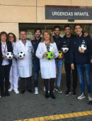Visita del UCAM Murcia CF al Hospital Virgen de la Arrixaca
