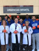 La plantilla del UCAM Murcia visita el Hospital Infantil