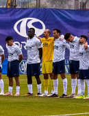 Jugadores abrazados del UCAM Murcia CF antes del inicio del partido