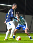 Ale Marín encarando a un rival del Atlético Malagueño