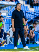 El entrenador del UCAM Murcia CF durante un partido en La Condomina