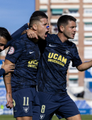 Dani Aquino celebra el gol junto a sus compañeros