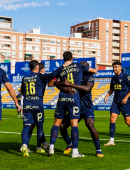 Celebración del equipo para sumar una nueva victoria en el Estardio Heredia 21 La Condomina