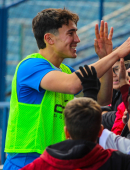 Sevila saludando a los alumnos del colegio en las gradas