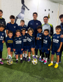 Nacho junto a nuestros jóvenes alumnos en la escuela de tecnificación