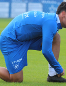 Xente calentando sobre el césped del Heredia 21 La Condomina