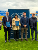 Fotografía de presentación sobre el césped del Estadio Heredia 21 La Condomina