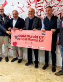 Fotografía de familia con la recaudación obtenida en el Partido Benéfico