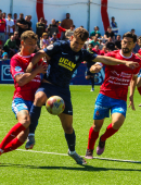 Sergi Baldrich peleando una acción frente a la Deportiva Minera