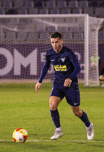 Urcelay conduciendo el balón