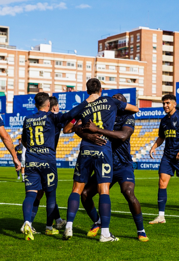 Celebración del equipo para sumar una nueva victoria en el Estardio Heredia 21 La Condomina