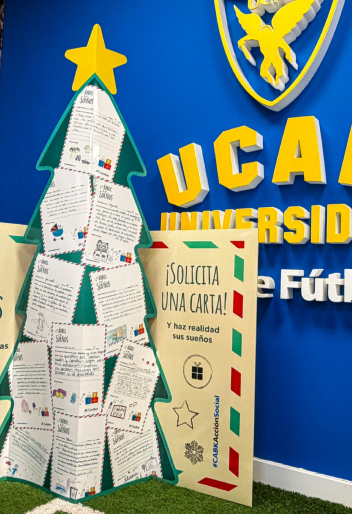 El árbol de los Sueños de Caixabank en el Estadio Heredia 21 La Condomina