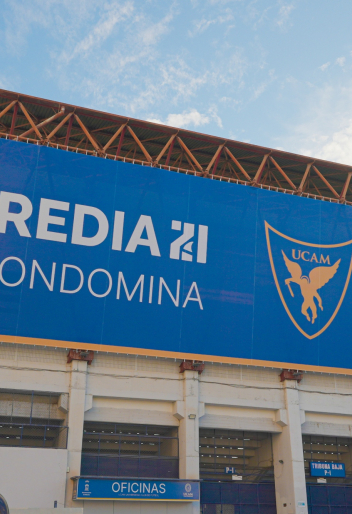 Lona del nuevo nombre del Estadio Heredia 21 La Condomina