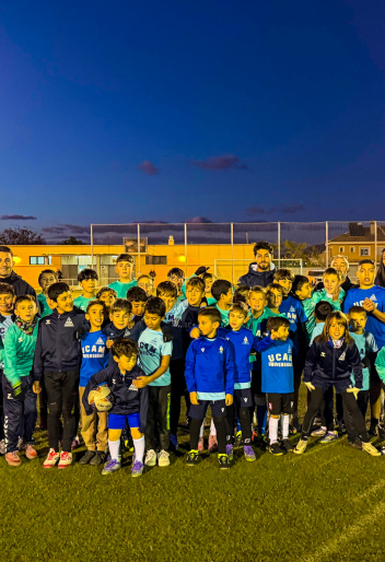 Soto visitando a los chicos del CD Zeneta