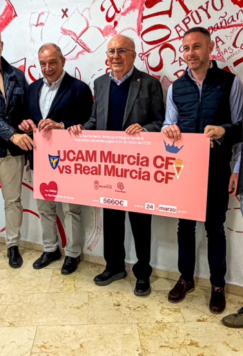 Fotografía de familia con la recaudación obtenida en el Partido Benéfico