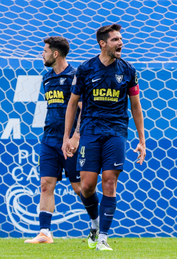 Acción del capitán Javi Ramírez durante el partido