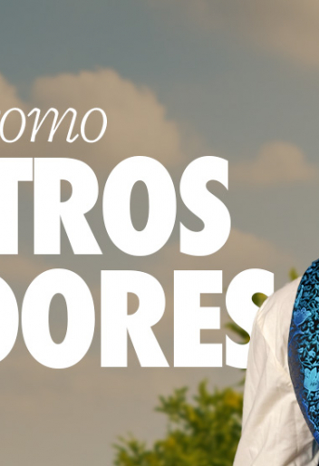 Dani Aquino con el chaleco solidario del UCAM Murcia CF