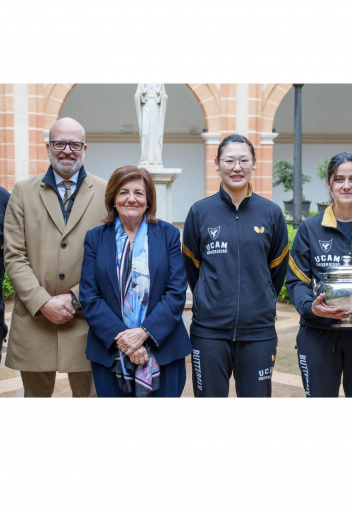 La UCAM recibe la Copa de la reina de la mano de UCAM Cartagena Tenis de Mesa